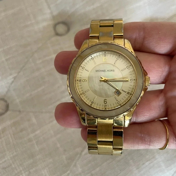 Women's Michael Kors Pearl Shell Watch. - Picture 1 of 7